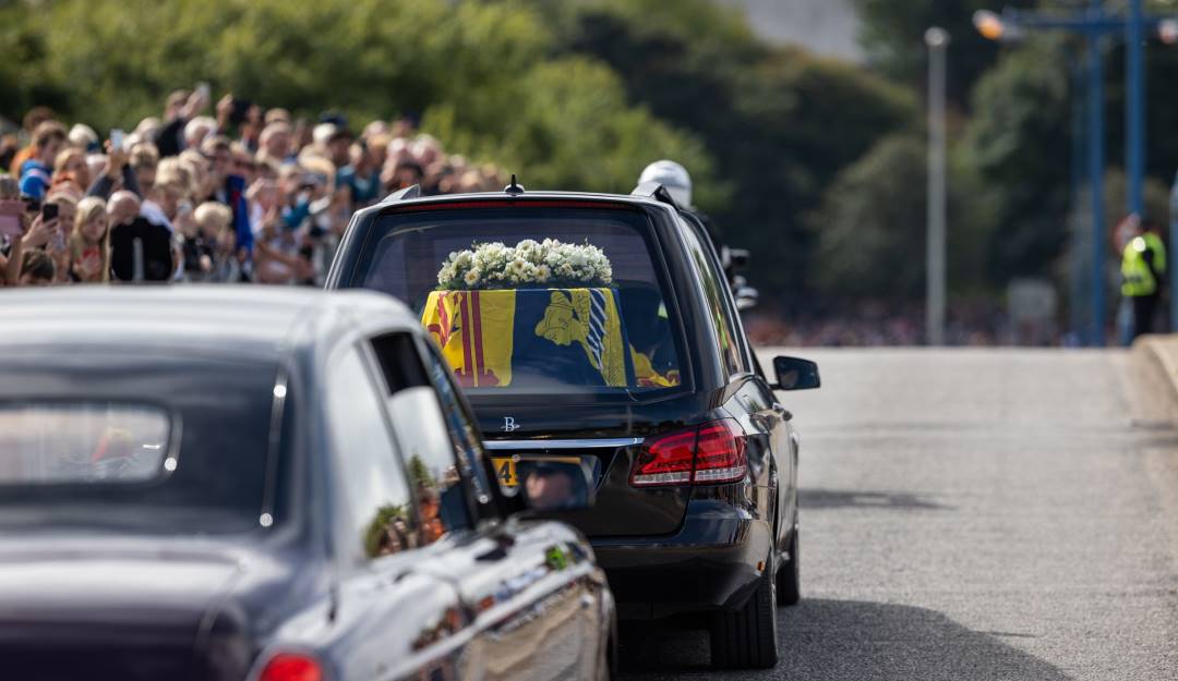 Transporte del ataúd de la reina Isabel II en Escocia.          Foto: Getty 