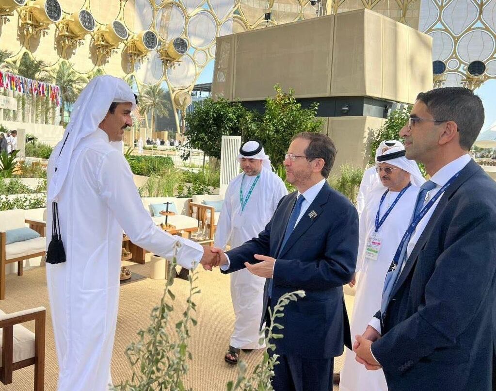 El Emir de Catar, Sheikh Tamim bin Hamad Al Thani (izq), se reúne con el presidente de Israel, Isaa Herzog (der) en la Cumbre Climática de Dubái. 
(Foto:    Stringer/Anadolu via Getty Images)