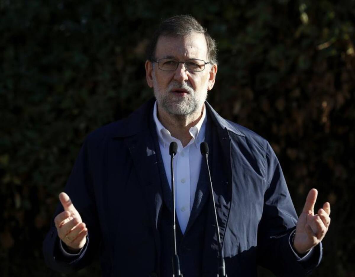 El presidente del Gobierno español, Mariano Rajoy, animó hoy a todos los españoles a votar porque "es el acto más democrático de todos". El líder socialista, Pedro Sánchez, dice que hoy es "una jornada histórica" en la que "huele a cambio".