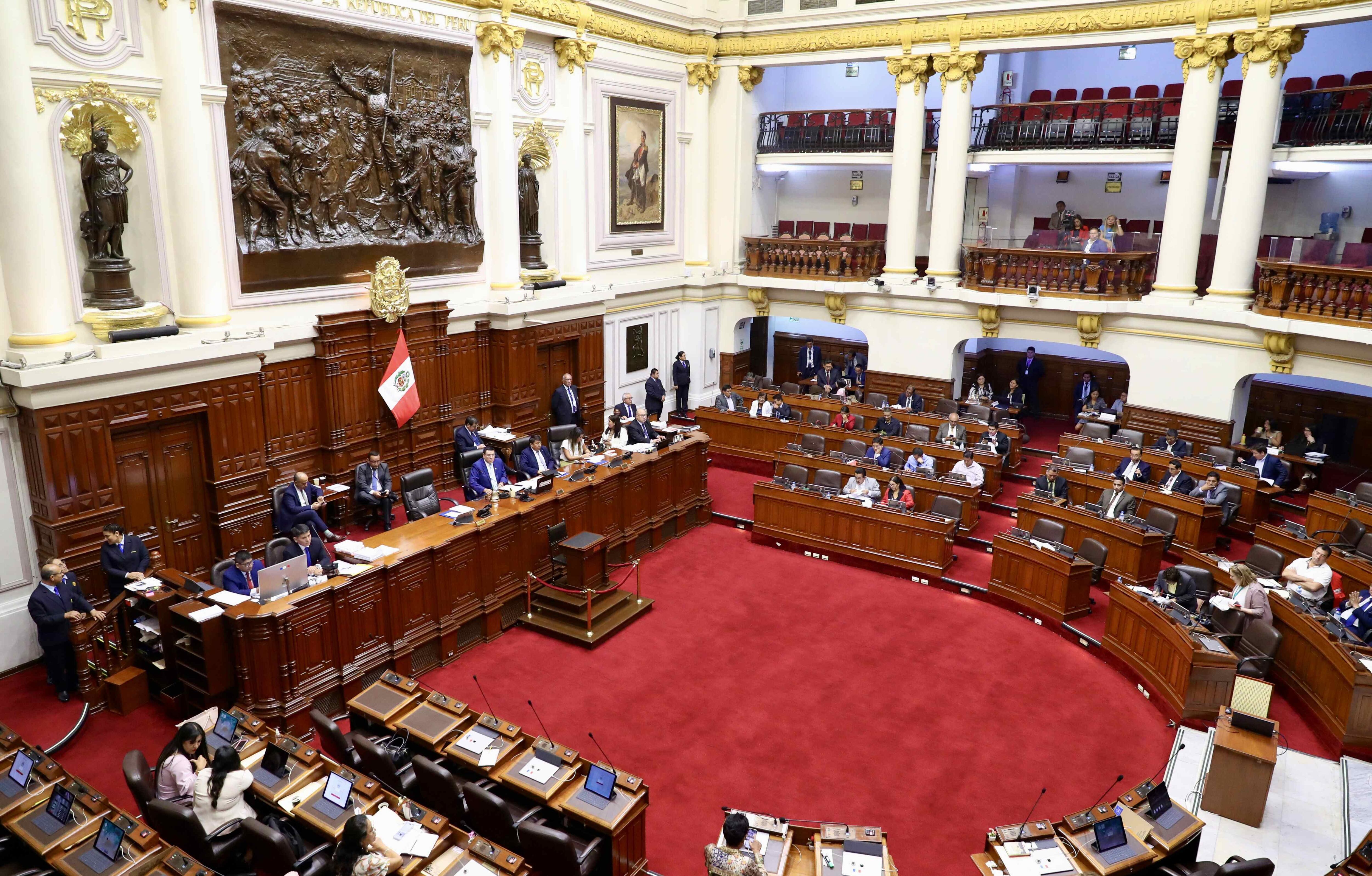 AME6822. LIMA (PERÚ), 11/04/2024.- Fotografía cedida por el Congreso del Perú de una sesión en el Congreso este jueves en Lima (Perú). El Congreso de Perú aprobó este jueves un séptimo retiro parcial de los fondos privados que gestionan las Administraciones de Fondos de Pensiones (AFP) de hasta 20.600 soles (uno 5.200 euros o 5.580 dólares). EFE/ Congreso Del Perú / SOLO USO EDITORIAL/ SOLO DISPONIBLE PARA ILUSTRAR LA NOTICIA QUE ACOMPAÑA (CRÉDITO OBLIGATORIO)