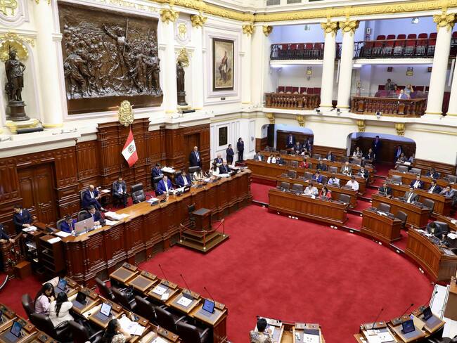 AME6822. LIMA (PERÚ), 11/04/2024.- Fotografía cedida por el Congreso del Perú de una sesión en el Congreso este jueves en Lima (Perú). El Congreso de Perú aprobó este jueves un séptimo retiro parcial de los fondos privados que gestionan las Administraciones de Fondos de Pensiones (AFP) de hasta 20.600 soles (uno 5.200 euros o 5.580 dólares). EFE/ Congreso Del Perú / SOLO USO EDITORIAL/ SOLO DISPONIBLE PARA ILUSTRAR LA NOTICIA QUE ACOMPAÑA (CRÉDITO OBLIGATORIO)