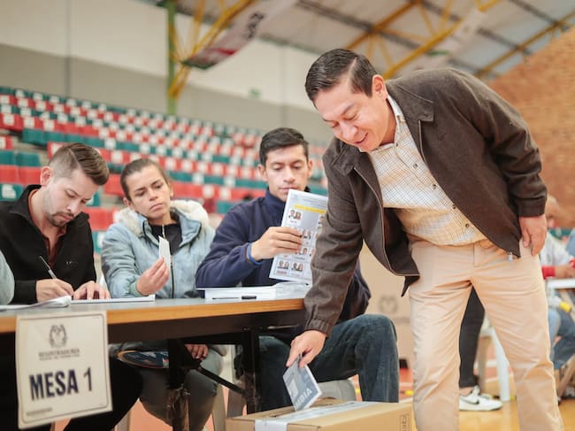 El gobernador de Boyacá Carlos Andrés Amaya votó en el coliseo municipal Santiago de Tunja / Foto: Suministrada.