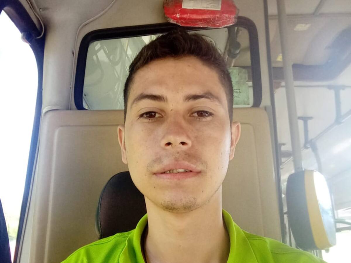 Andrés Villamizar, el conductor de Metrolínea que paró la autopista para salvar a un perro