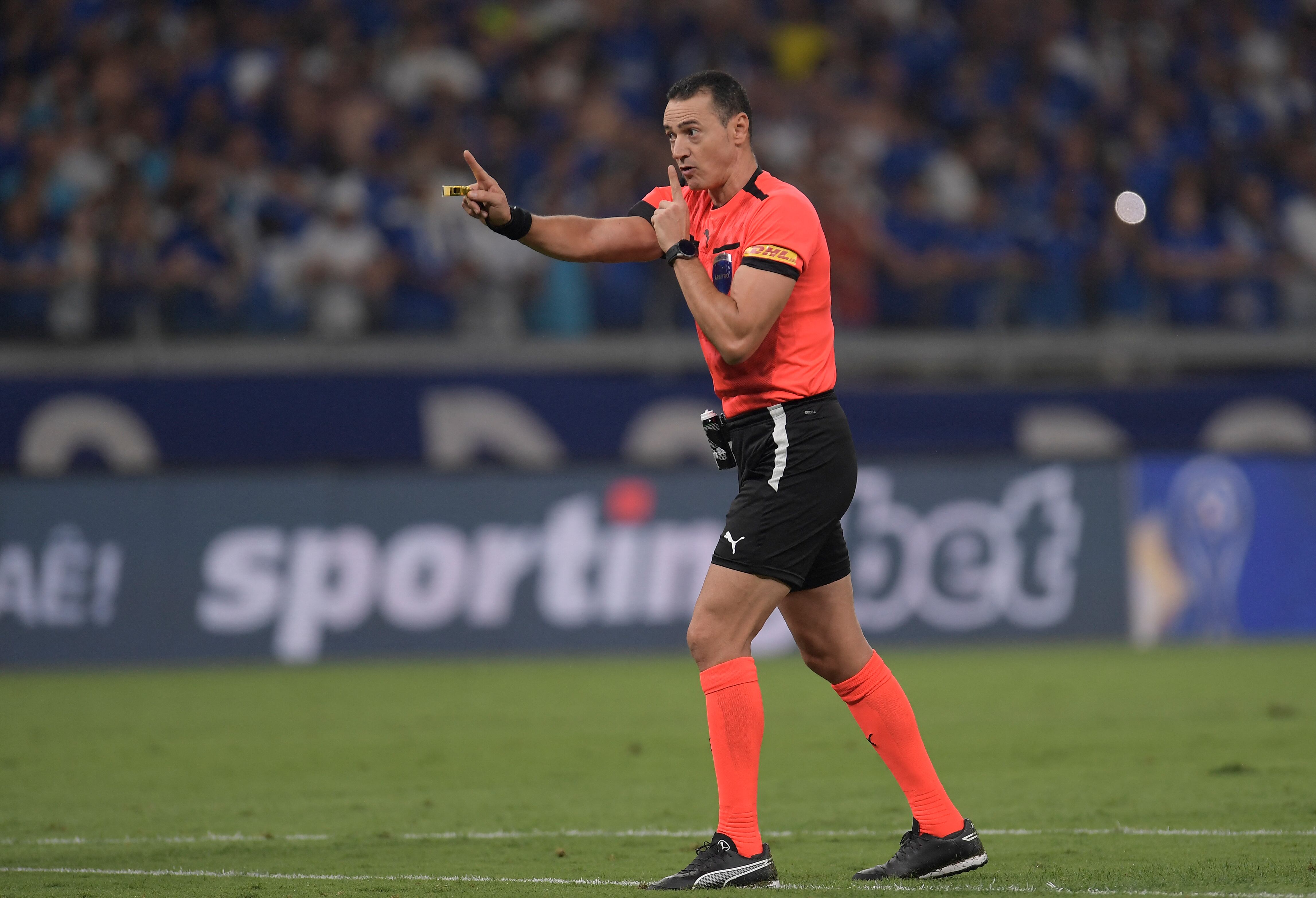 Wilmar Roldán dirigió el duelo entre Cruzeiro y Boca Juniors. (Photo by DOUGLAS MAGNO / AFP) (Photo by DOUGLAS MAGNO/AFP via Getty Images)