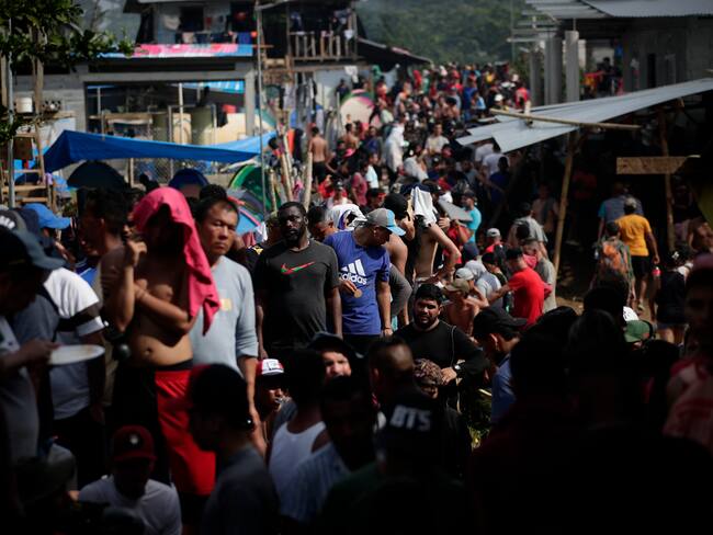 ACOMPAÑA CRÓNICA: CRISIS MIGRATORIA***AME1767. BAJO CHIQUITO (PANAMÁ), 22/09/2023.- Migrantes hacen fila para ser registrados por agentes de migración tras cruzar la selva del Darién, el 13 de septiembre de 2023 en el pueblo indígena de Bajo Chiquito (Panamá). Horrible, horrible, repiten muchos migrantes. El paso por la selva del Darién, la frontera natural entre Panamá y Colombia, no es como imaginaron. Guiados por videos que inundan las redes sociales y el relato de conocidos, la desinformación y el engaño acentúan la crisis migratoria. EFE/ Bienvenido Velasco