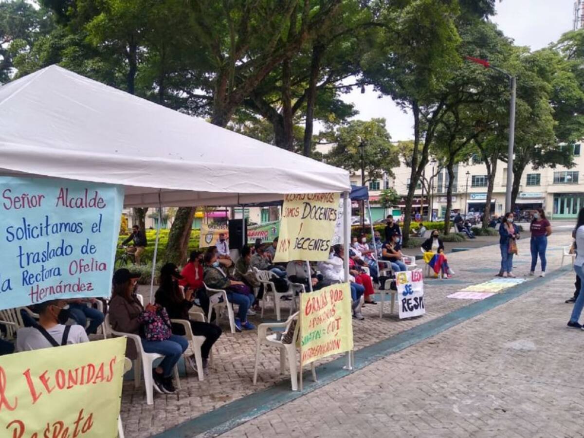 Protesta de padres y docentes del colegio Leónidas Rubio de Ibagué