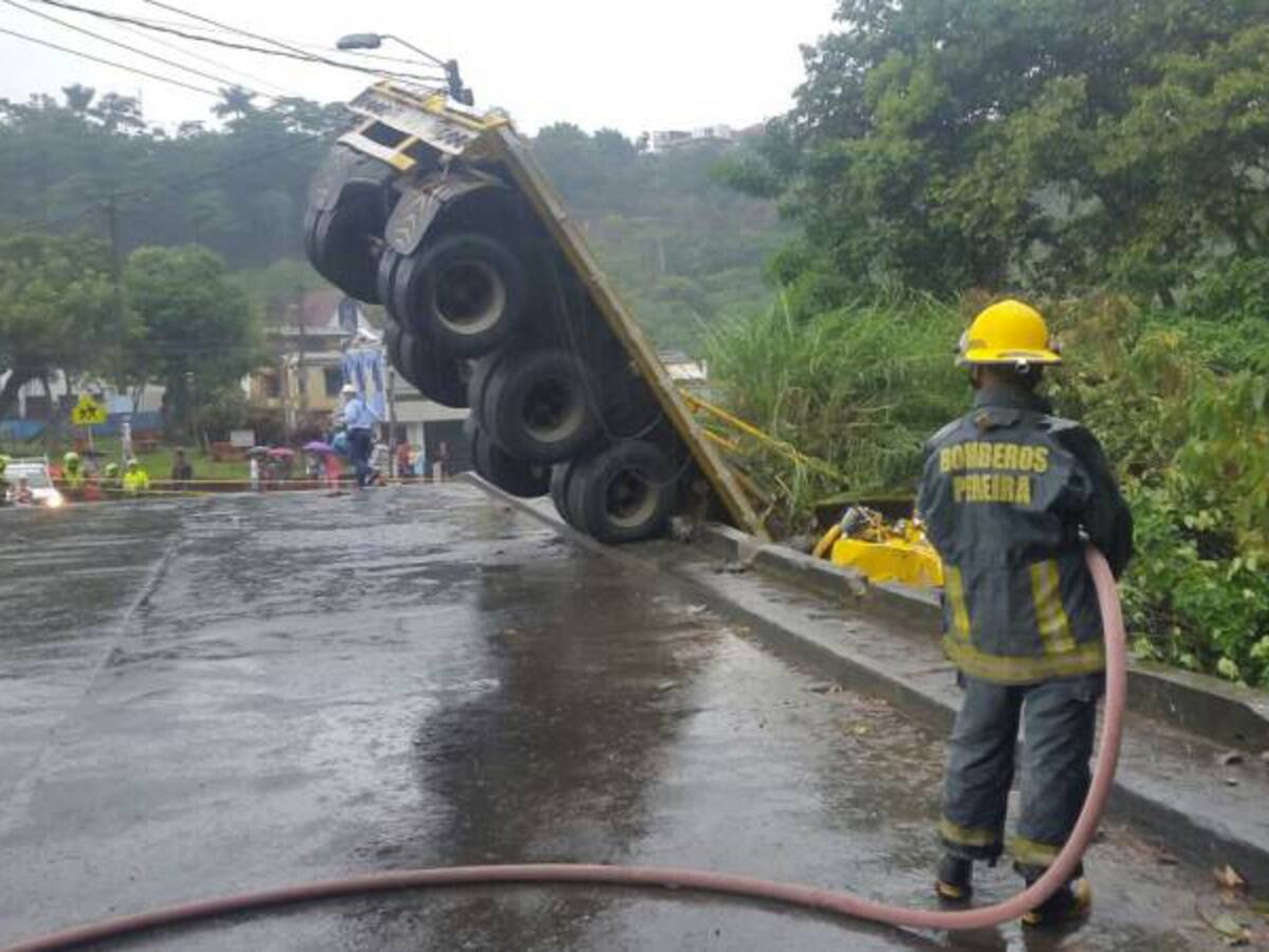 Tractomula se volcó y cayó al río Consota en el Poblado