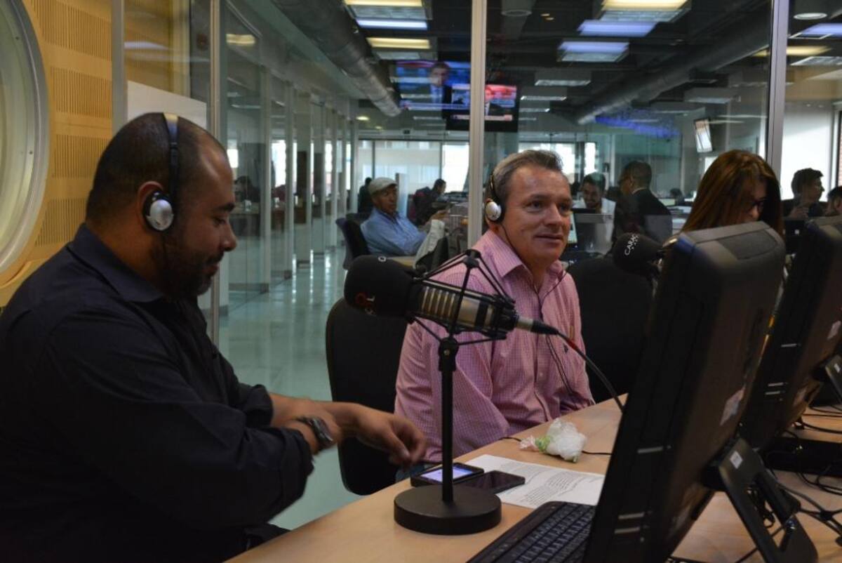 El ídolo de la radio se despide de La Luciérnaga pero continúa con sus comentarios deportivos en El Pulso del Fútbol. #GraciasPelaez