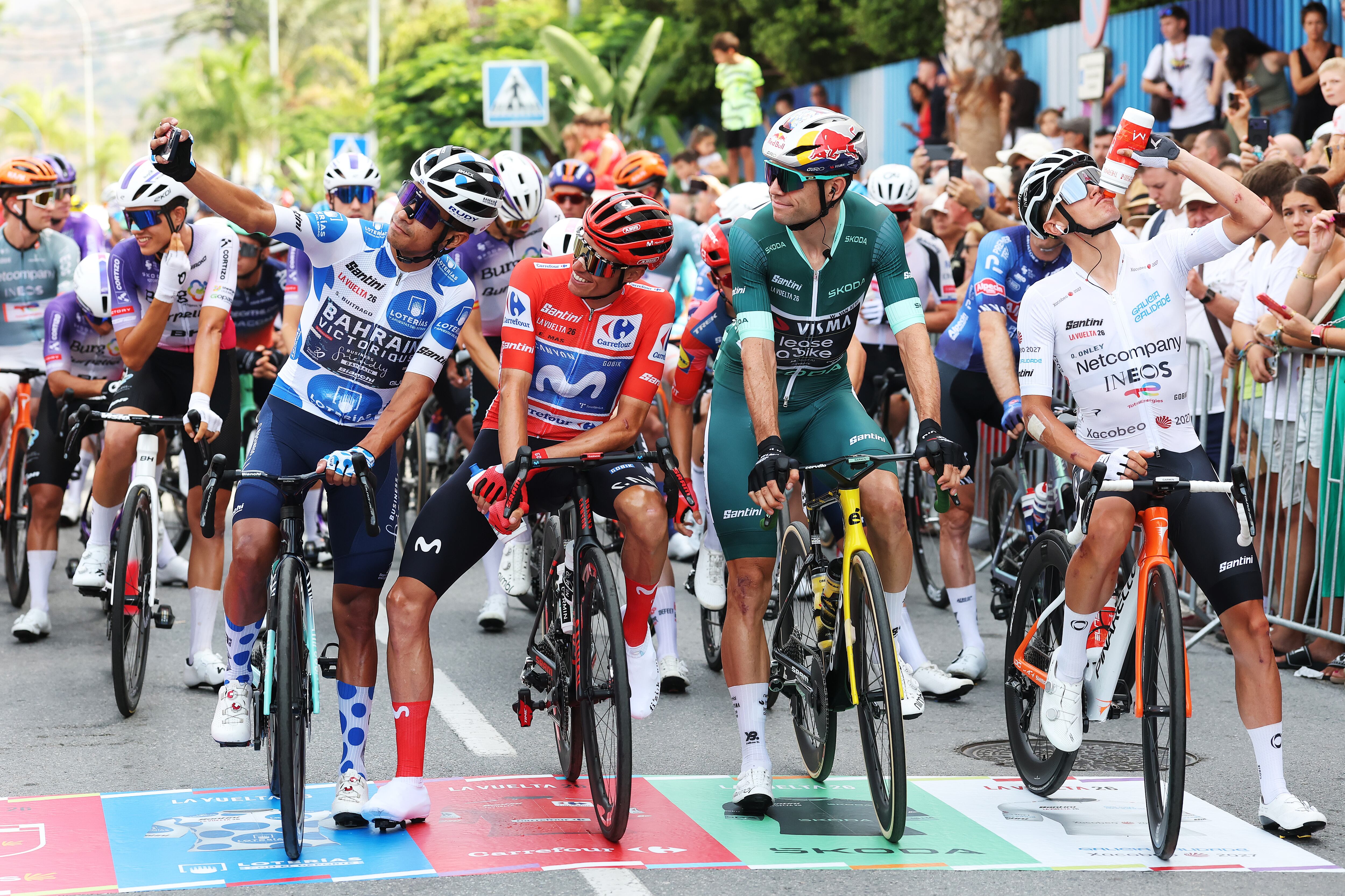Santiago Buitrago, líder de la clasificación de la montaña, junto a los otros ciclistas que lideran las clasificaciones de la Vuelta a España. (Photo by Alexander Hassenstein/Getty Images)