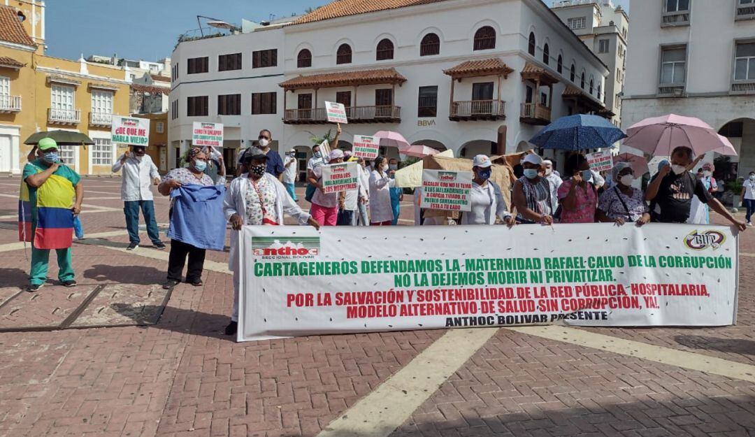 Los manifestantes pidieron que el distrito pague la millonaria deuda al centro asistencial