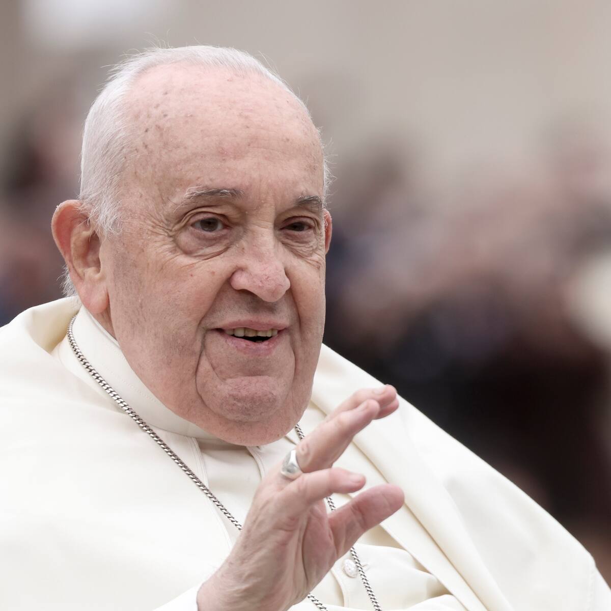 Papa Francisco pidió a militares "poner las armas al servicio de la paz y la fraternidad"