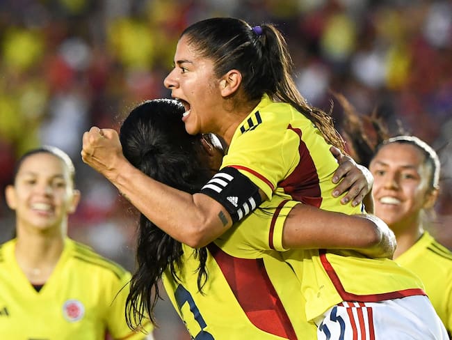 Catalina Usme y Mayra Ramírez celebrando el primer gol del partido entre Panamá y Colombia. (Photo by ROBERTO CISNEROS / AFP) (Photo by ROBERTO CISNEROS/AFP via Getty Images)