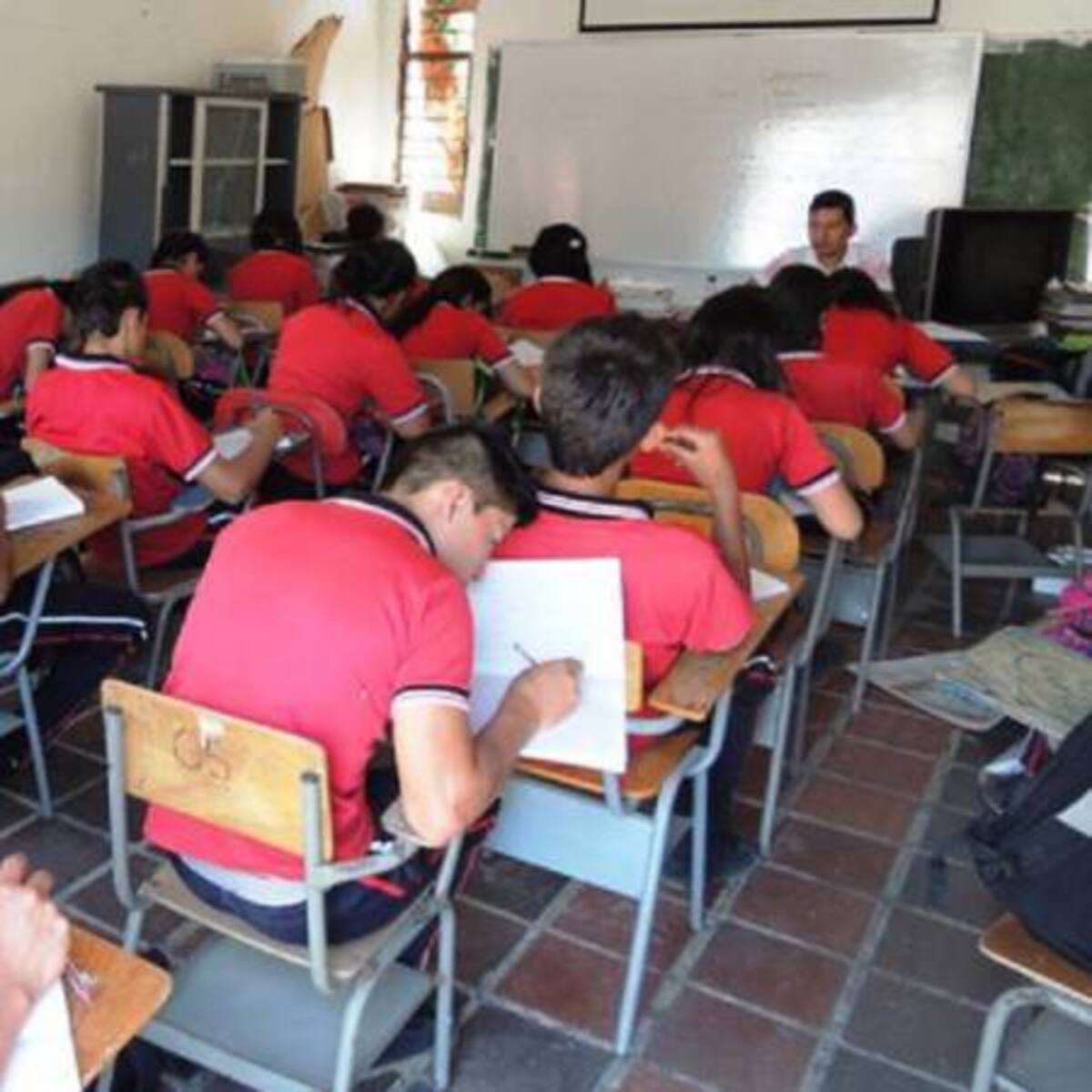 Bogotá implementa estrategia para brindar educación a 4 mil personas desescolarizadas