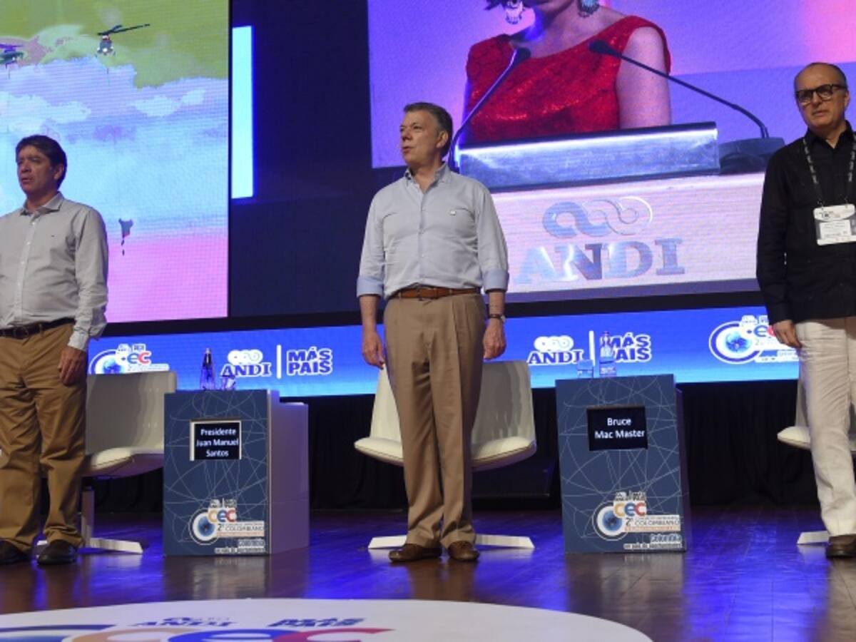 "Tengo una peste terrible, lo llaman el abrazo de Maduro": Santos