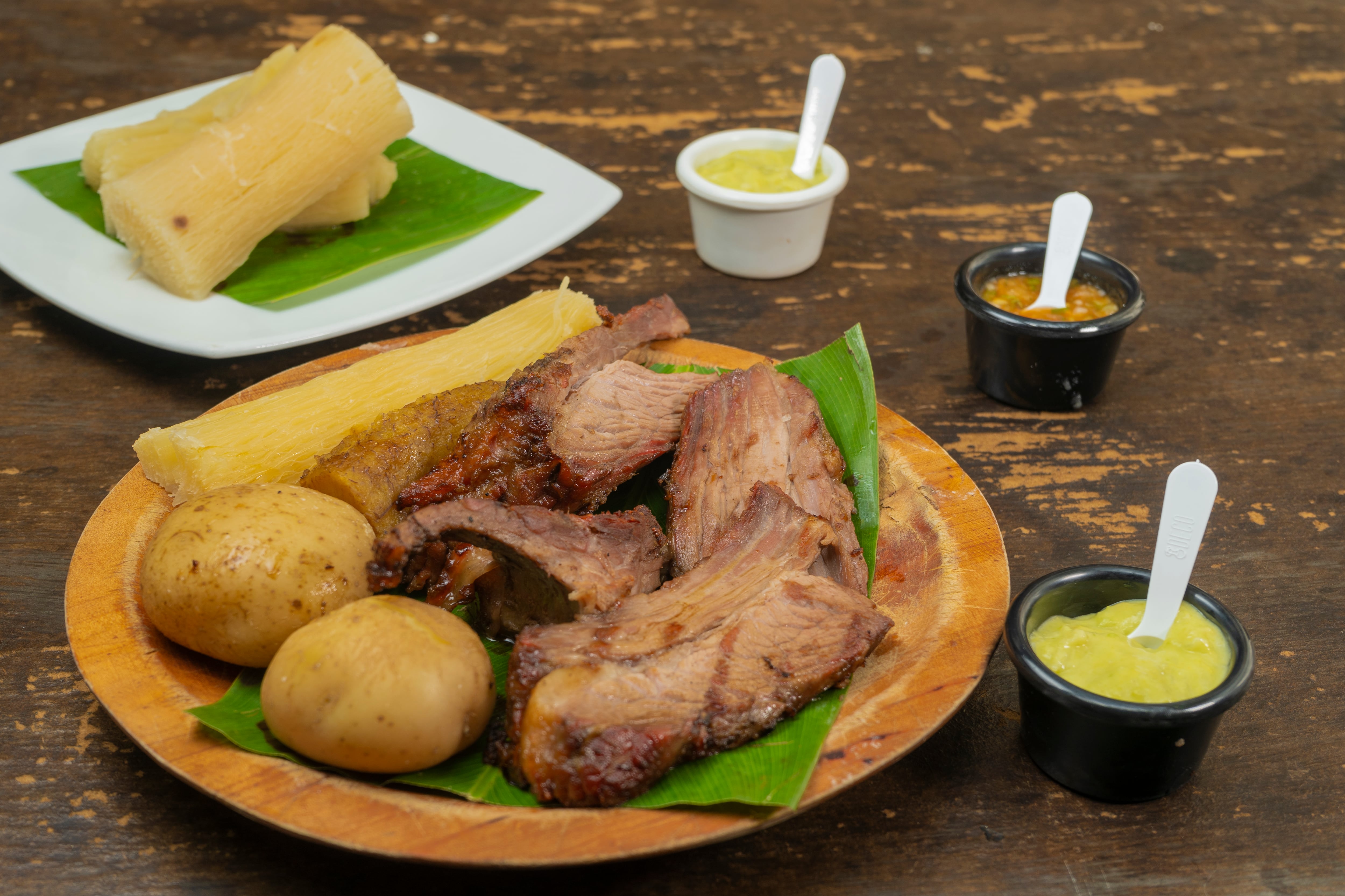 Carne tradicional a la llanera con sus acompañamientos (Foto vía Gaetty Images)