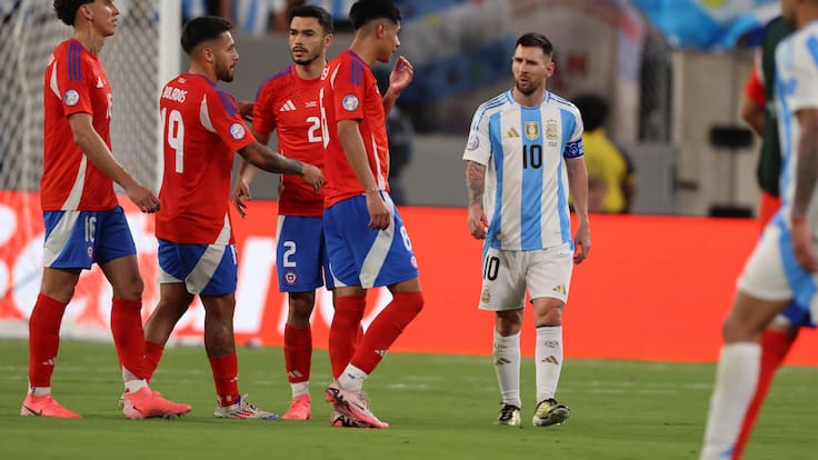 East Rutherford (United States), 25/06/2024.- Argentina forward Lionel Messi (R) walks past the Chilec squad following the Argentina win of the CONMEBOL Copa America 2024 group A soccer match between Argentina and Chile, at MetLife Stadium in East Rutherford, New Jersey, USA, 25 June 2024. EFE/EPA/JUSTIN LANE
