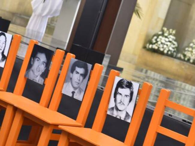 Homenaje a las víctimas del holocausto del Palacio de Justicia en la Plaza de Bolívar
