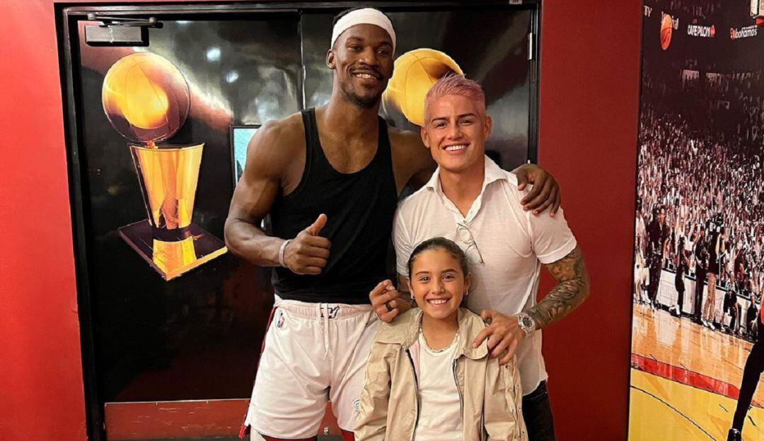 James y su hija Salomé posan junto a Jimmy Butler.