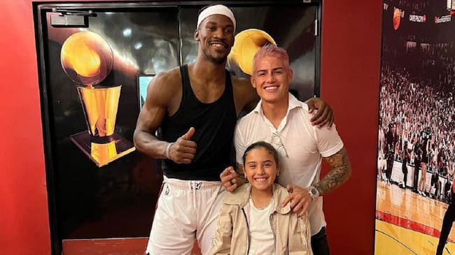 James y su hija Salomé posan junto a Jimmy Butler.