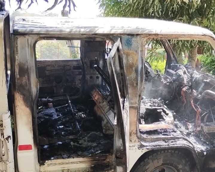 Vehículo incinerado de propiedad de un aliado comercial de la empresa Afinia.