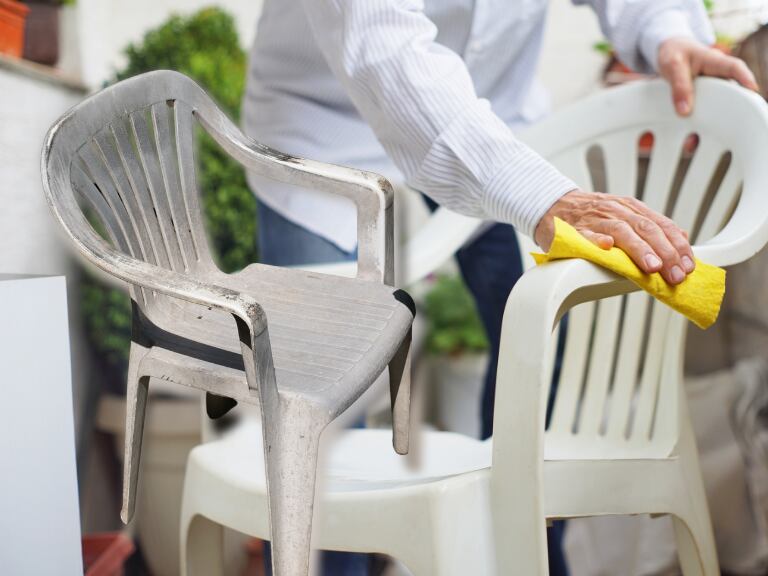Truco definitivo para limpiar sillas de plásticos manchadas o percudidas: Quedarán como ‘nuevas’ (Getty Images)