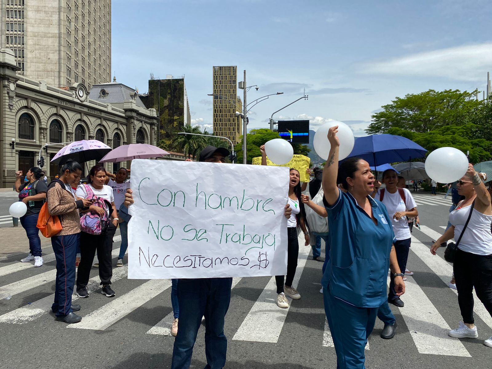 Operadores de aseo colegios públicos de Medellín / Foto: Caracol Radio
