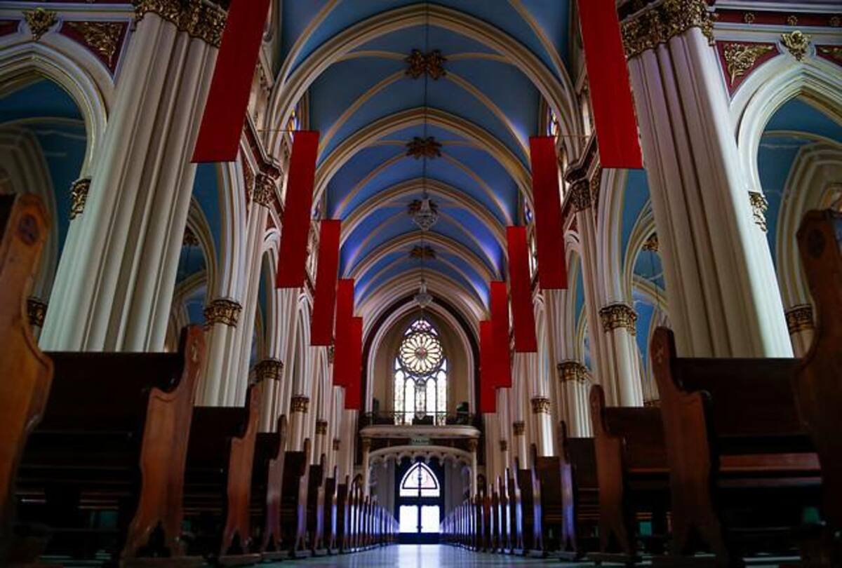 Imágenes de algunas de los principales templos e iglésias cátolicas de Bogotá, donde los fieles se reúnen a conmemorar la pasión de Cristo.