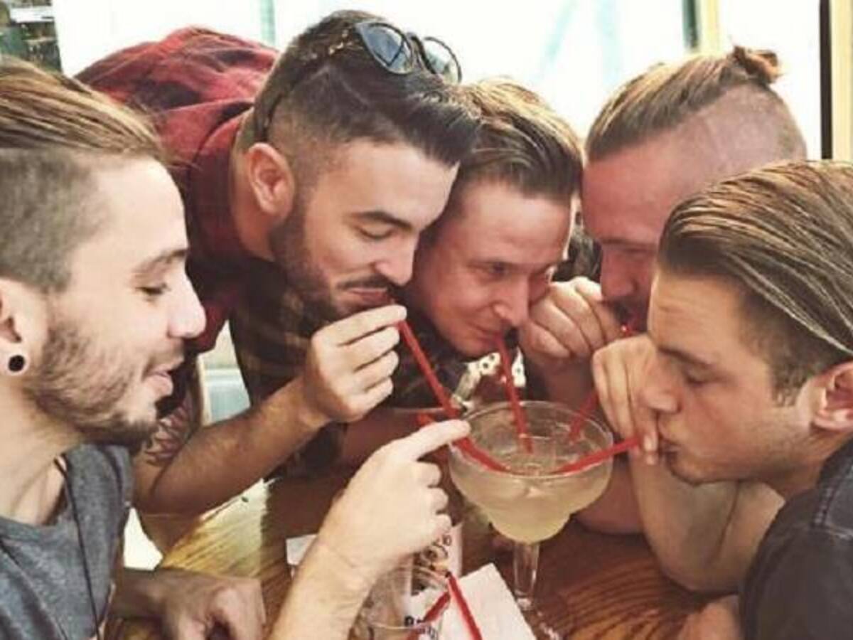 Hombres recrean las fotos más habituales de las mujeres en Instagram