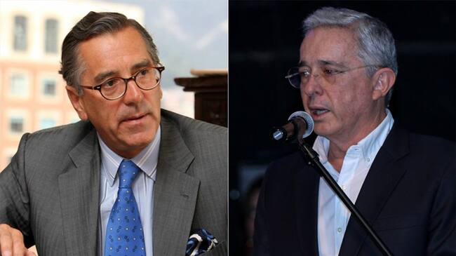 El embajador de Colombia ante el Reino Unido, Néstor Osorio y el senador Álvaro Uribe Vélez. Foto: Colprensa