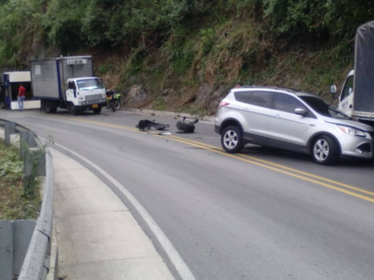 Tres vehículos chocaron en la vía Manizales-Chinchiná