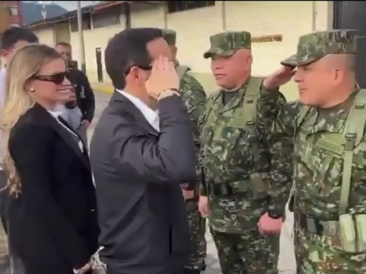 Coronel trasladado por investigación de presuntas irregularidades, no por saludo a De la Espriella