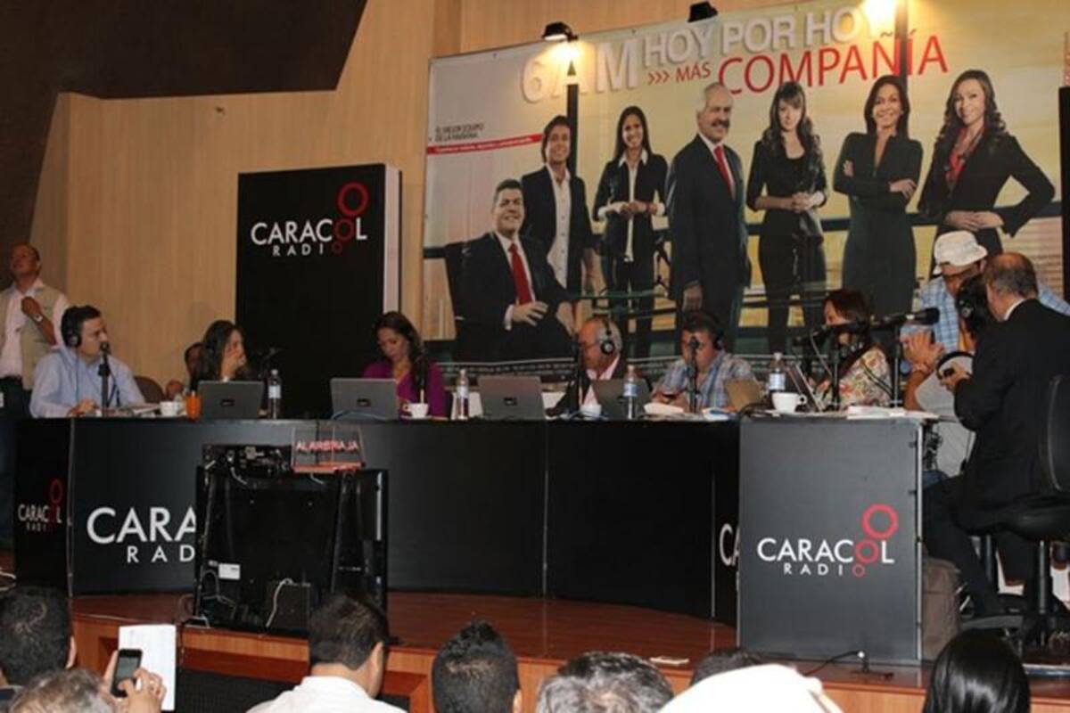 Darío Arizmendi y su equipo desde la ciudad más innovadora del mundo, mostrando lo mejor de Antioquia y sus gentes. Foto: Caracol Radio.
