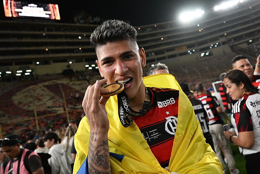Jorge Carrascal festeja el título de la Copa Libertadores con Flamengo / Getty Images