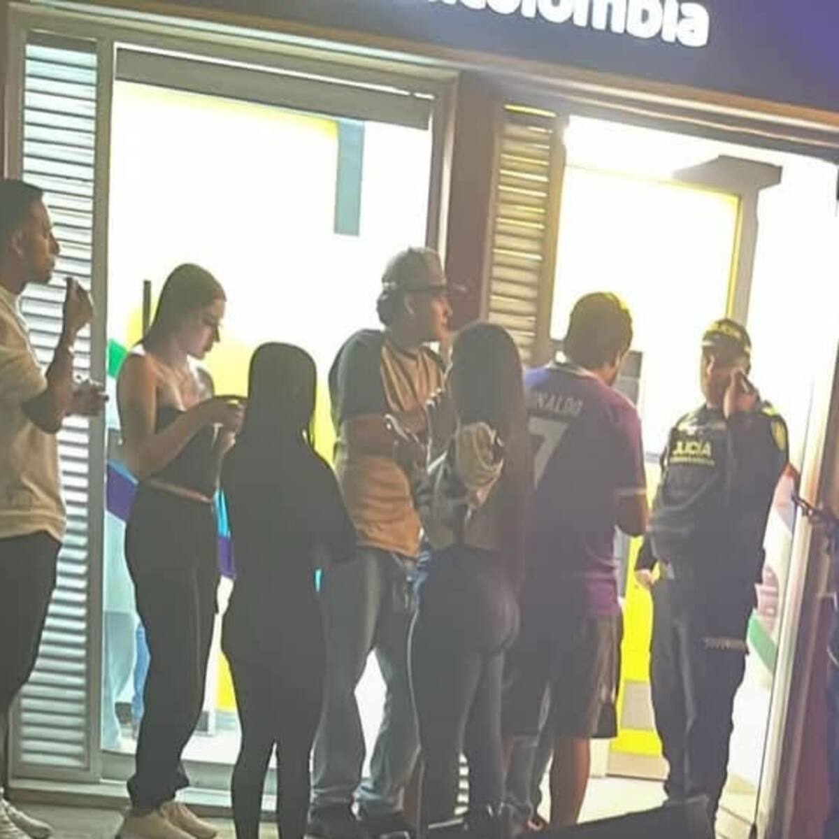 Cajero de Bancolombia se descontroló y entregó el doble del dinero solicitado: usuarios hicieron fila