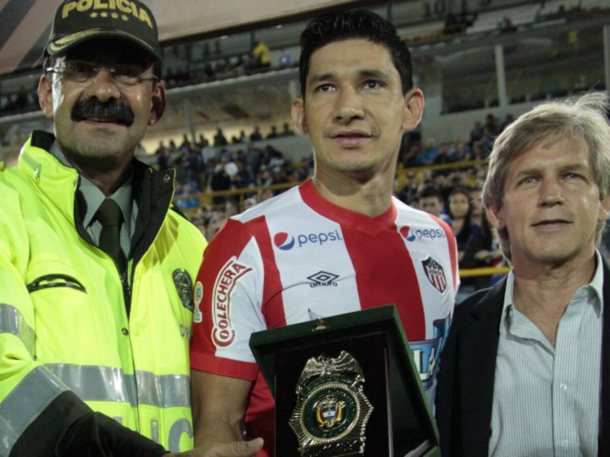 Roberto Ovelar recibe reconocimiento de la Policía al 'fair play'