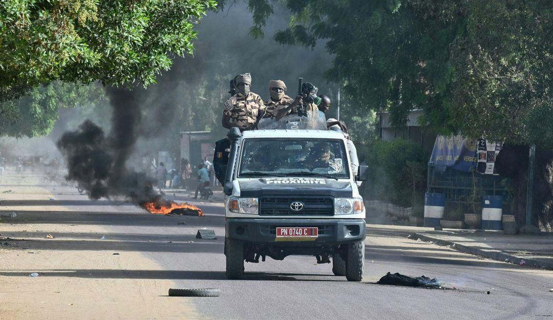 Patrulla de policías durante las manifestaciones.
