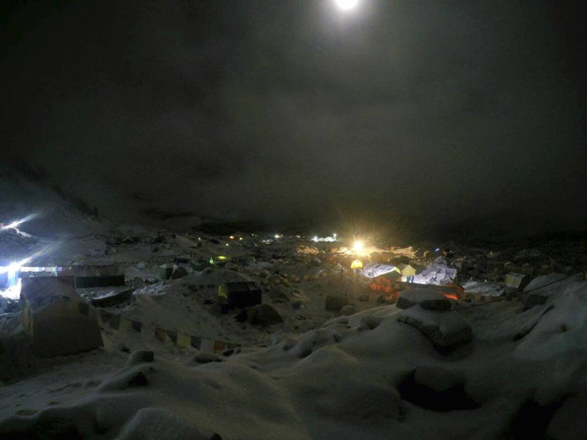 Al menos 10 alpinistas murieron por consecuencia de una avalancha tras el terremoto de 7,9 grados. Hay montañistas atrapados y campamentos sepultados. En la zona está nevando razón por la cual los helicópteros no pudieron llegar pronto para prestar labores de auxilio.