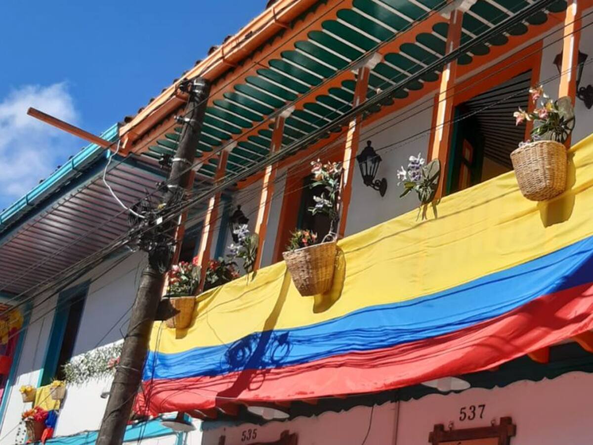 Filandia, sus balcones en la fiesta patria y de Festival Camino del Quindío
