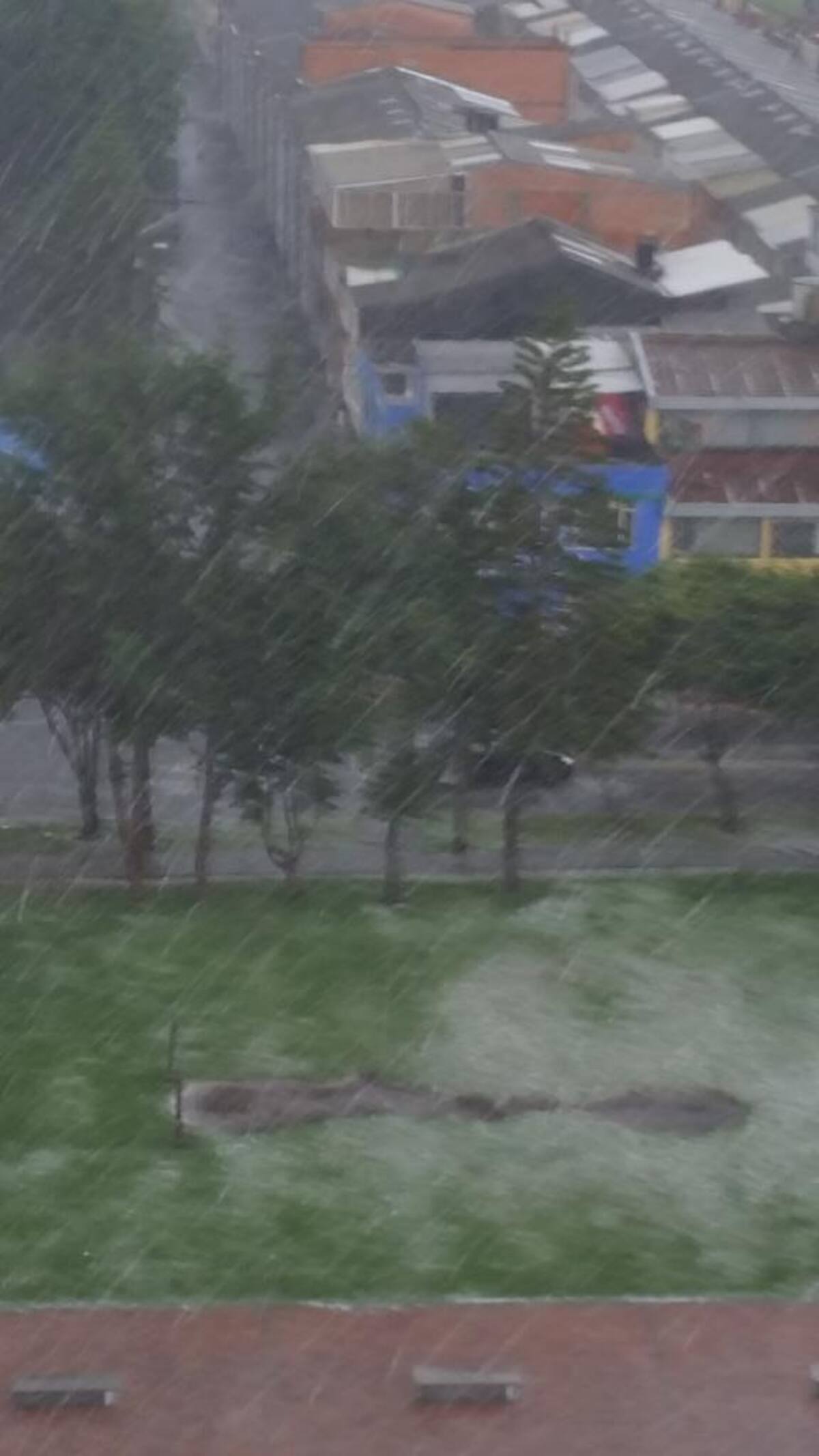 Las fuertes lluvias no han dado tregua en este fin de semana festivo, dejando varias emergencias ocasionadas por las granizadas e inundaciones.