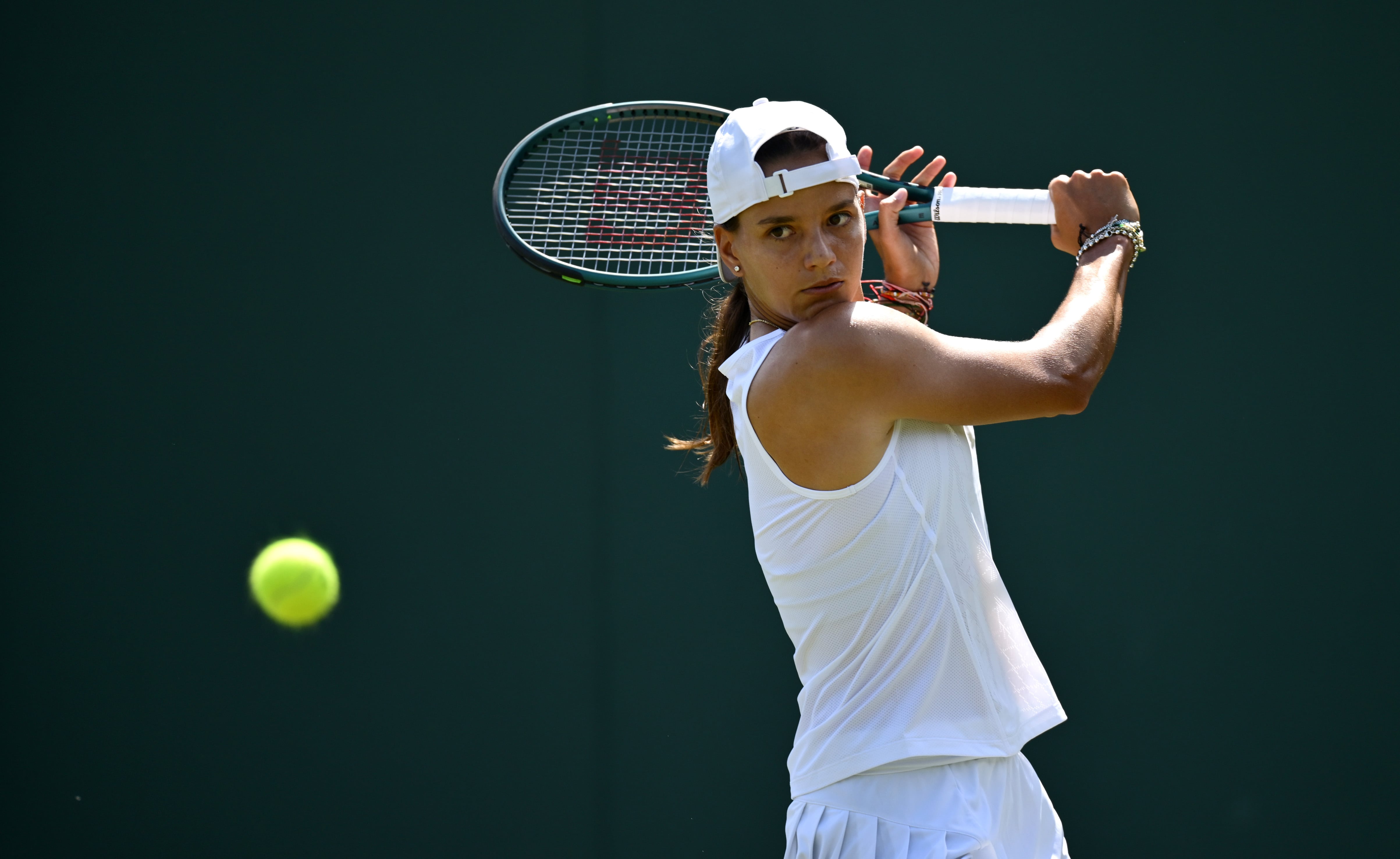 Emiliana Arango durante su encuentro ante la ruso-australiana Daria Kasátkina. (Photo by Hannah Peters/Getty Images)