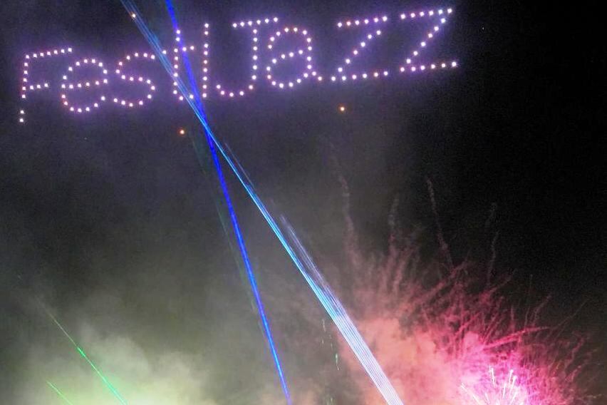 Show de drones engalanó Festijazz