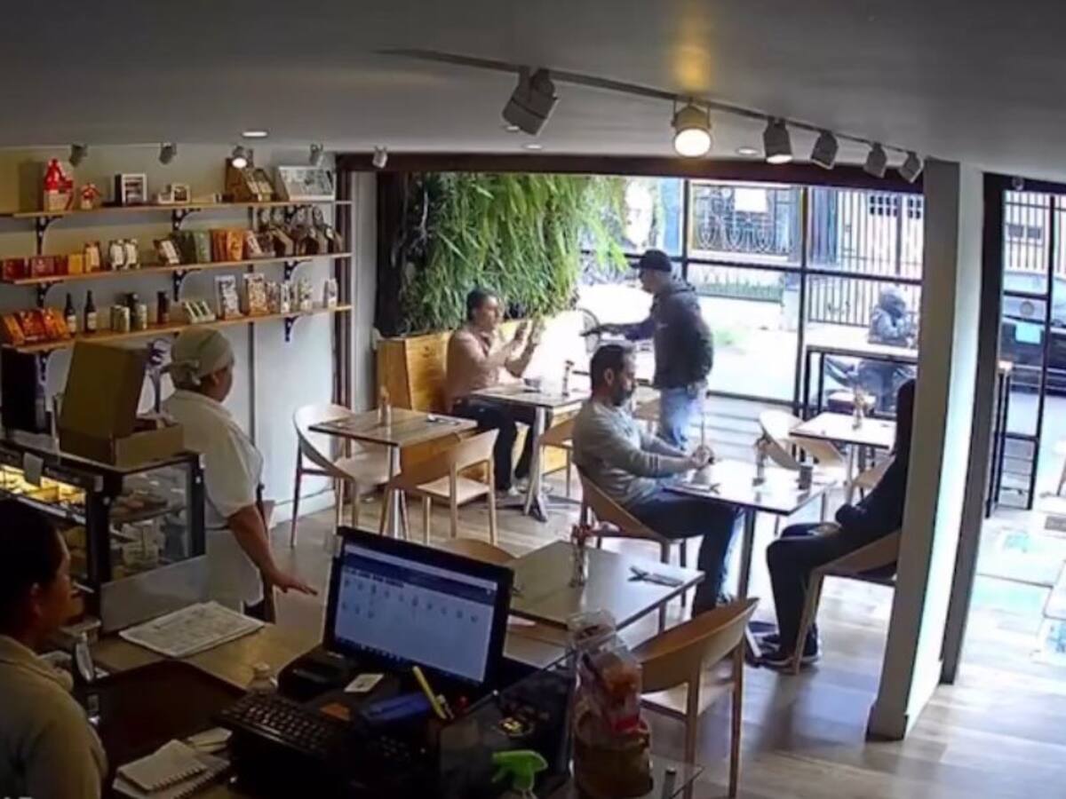 Video: Delincuente roba a comensales en una cafetería en el norte de Bogotá