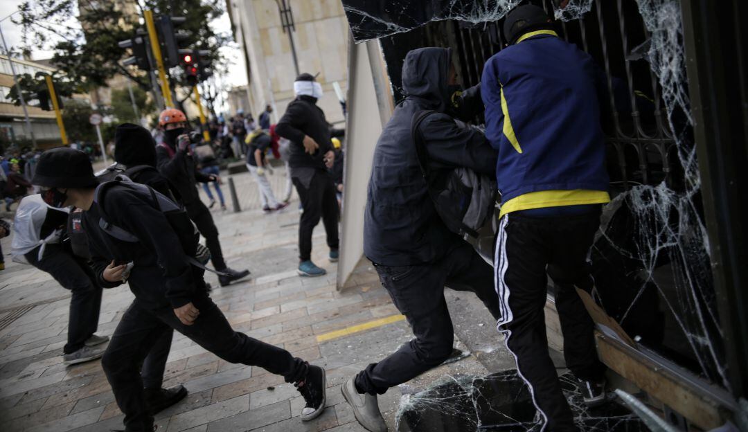La Policía reporta 54 ataques al sistema financiero y 53 saqueos en tiendas y supermercados. 