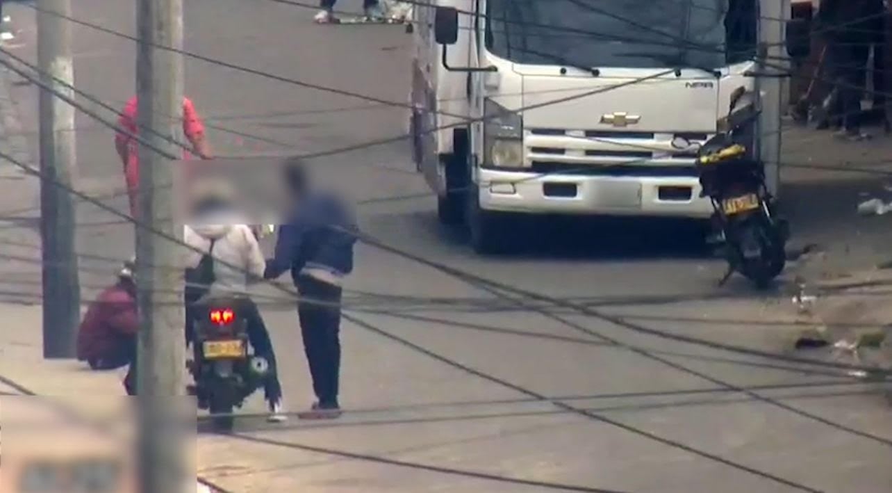 Hombre vendiendo droga en el barrio San Bernardo