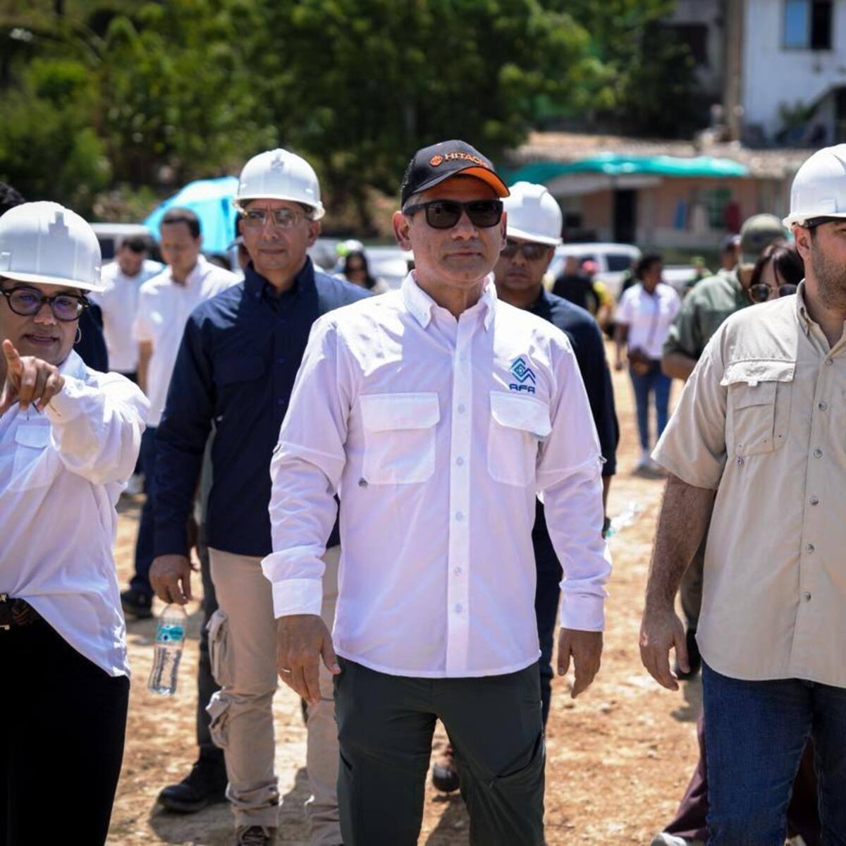 Gobernador Arana inspecciona avance del estadio de béisbol menor de Los Cerros