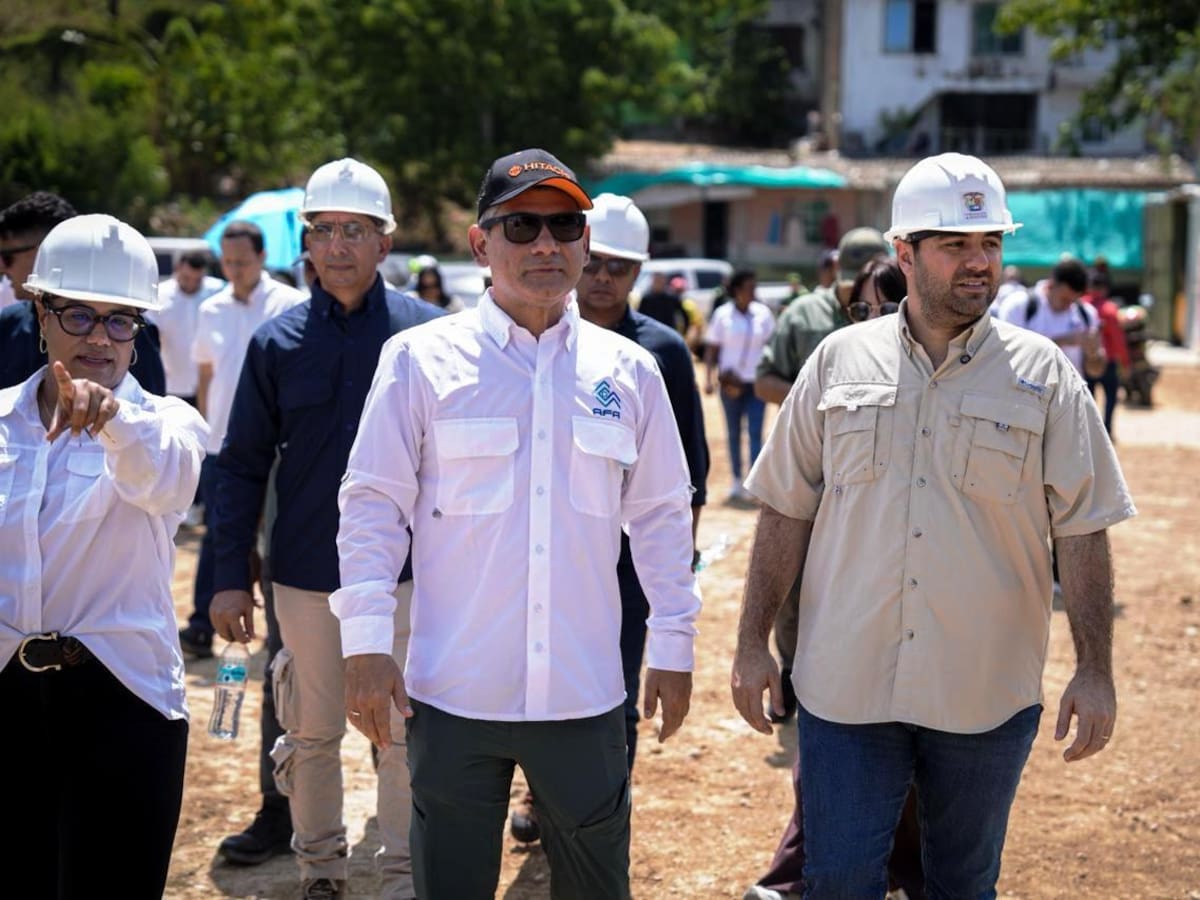 Gobernador Arana inspecciona avance del estadio de béisbol menor de Los Cerros