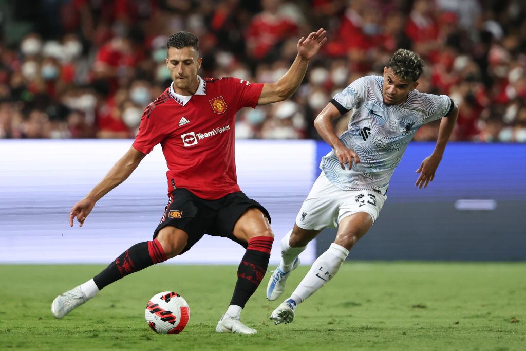 Diogo Dalot de Manchester United y Luis Diaz de Liverpool (Foto por Matthew Ashton - AMA/Getty Images)