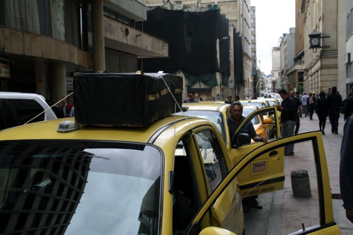 Más de 200 taxistas recorren la Carrera Séptima mostrando su inconformismo frente a las aplicaciones de movilidad como Uber que utilizan los llamados taxis blancos.