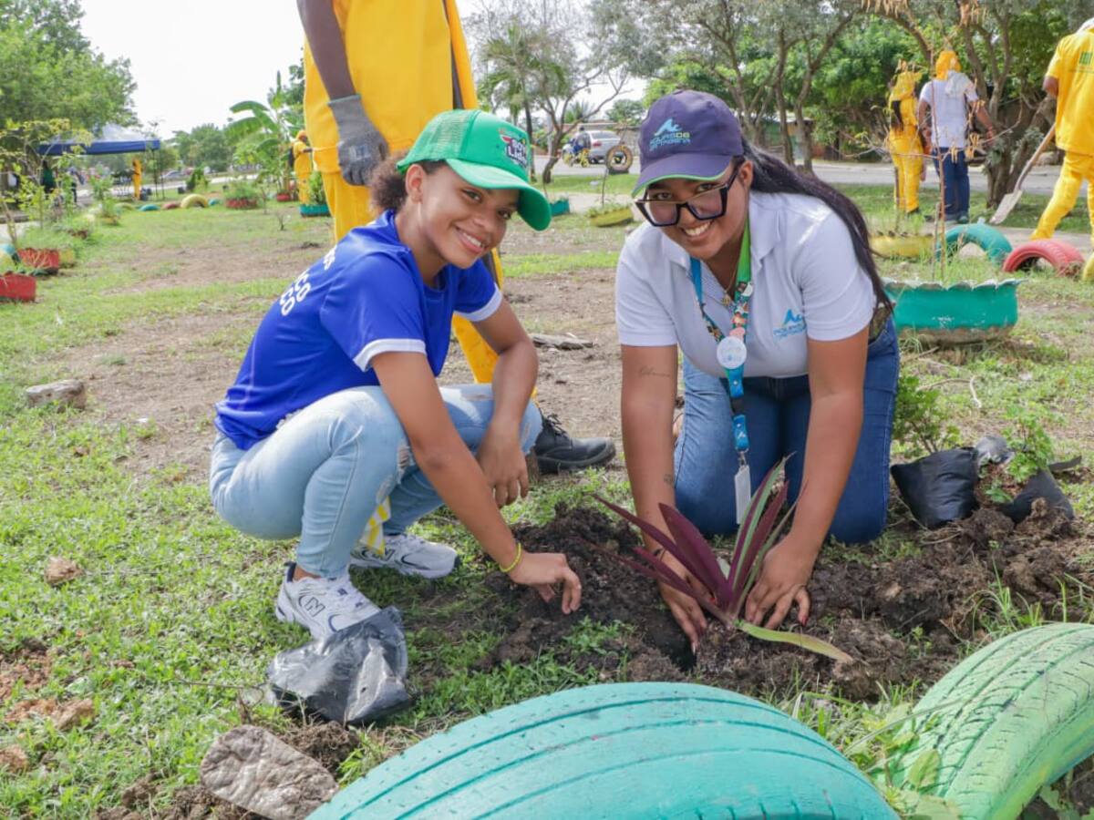 Jornada de integración y siembra de árboles liderada por Aguas de Cartagena