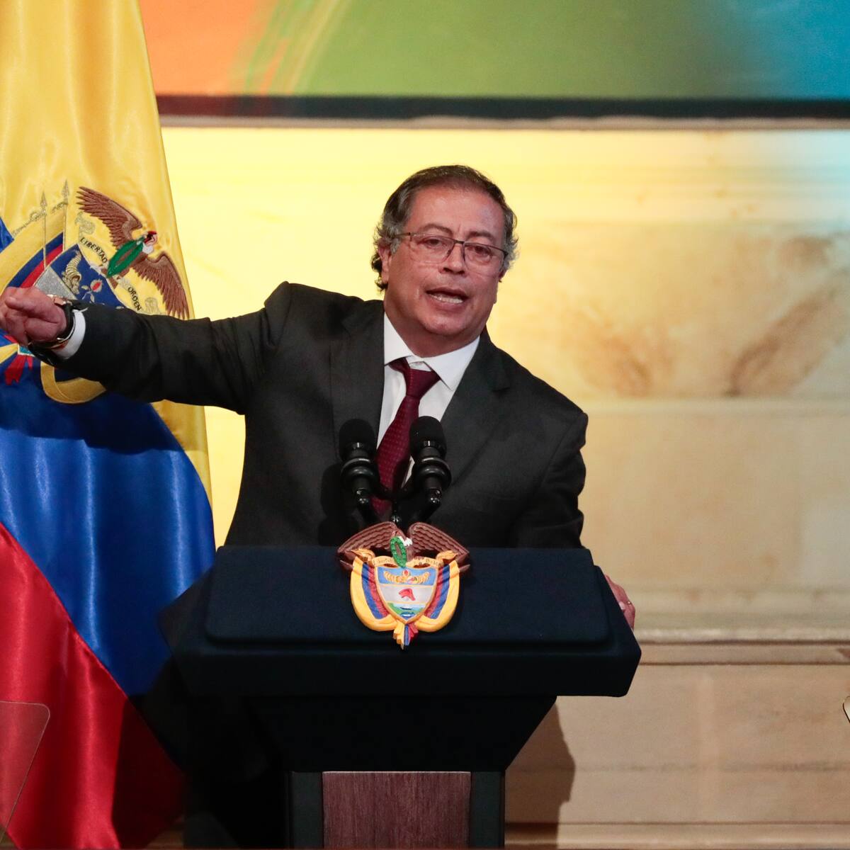 Petro advierte default tras hundimiento de ley de financiamiento y pide juicio político